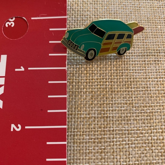 Collectible Woodie Aqua pin, stamped 2001 IHP - Picture 5 of 5